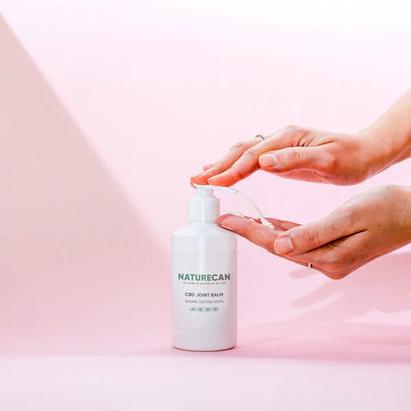 Aplikacja balsamu na stawy CBD Naturecan – nakładanie na skórę z opakowania z pompką