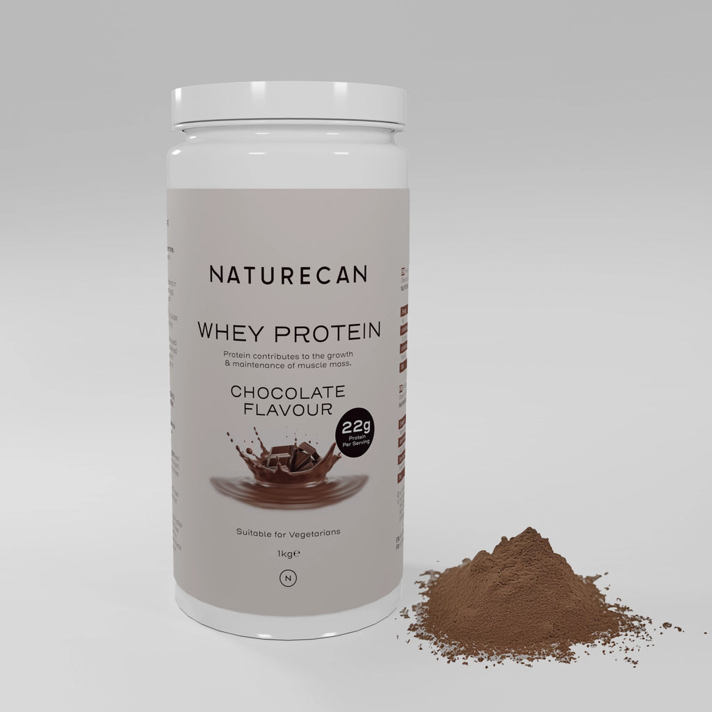 Opakowanie Naturecan Whey Protein o smaku czekoladowym, obok którego znajduje się porcja czekoladowego proszku białkowego.