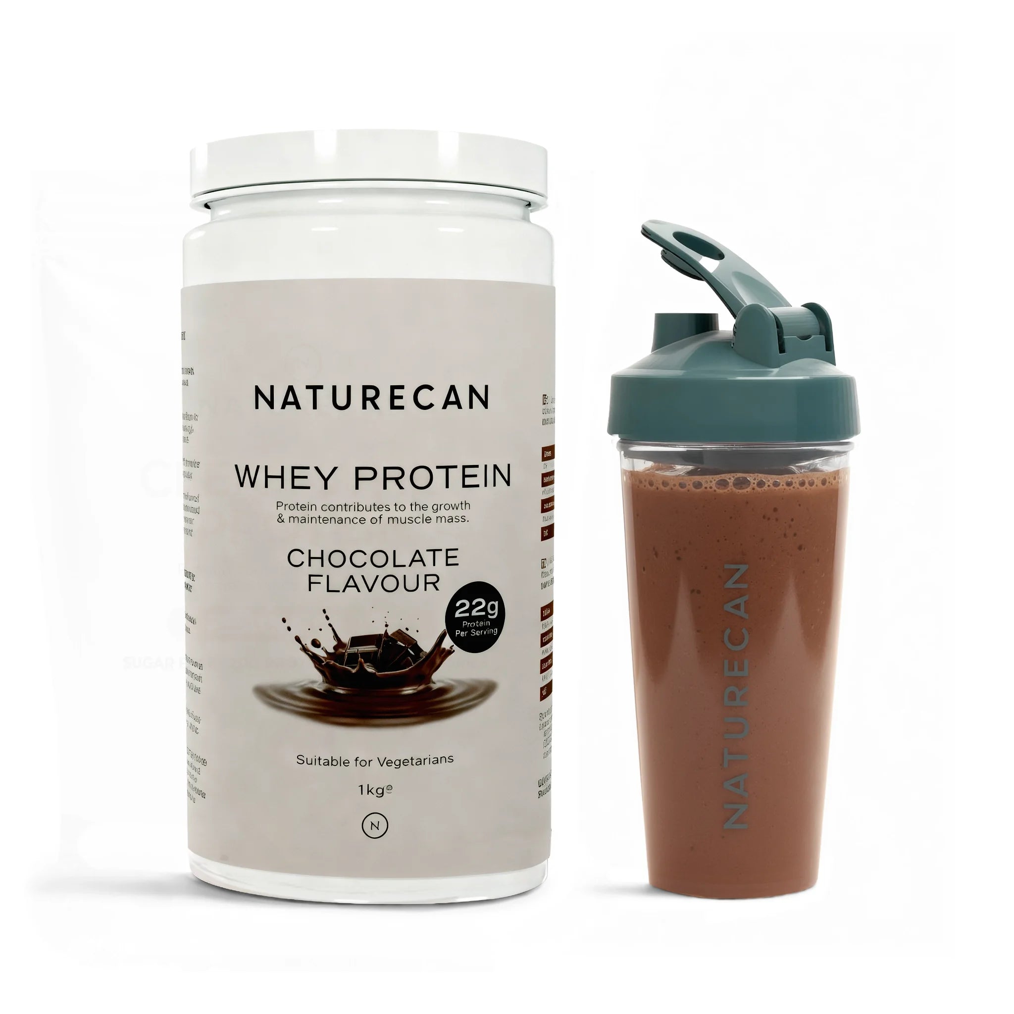 Opakowanie Naturecan Whey Protein w wersji czekoladowej z shakerem wypełnionym przygotowanym napojem białkowym.