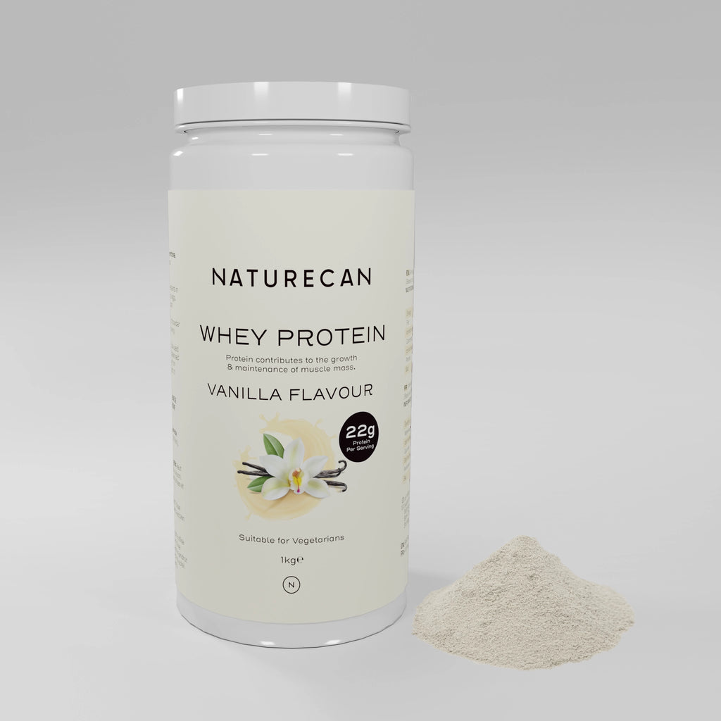 Opakowanie Naturecan Whey Protein w wersji waniliowej, stojące obok porcji proszku białkowego na jasnym tle.