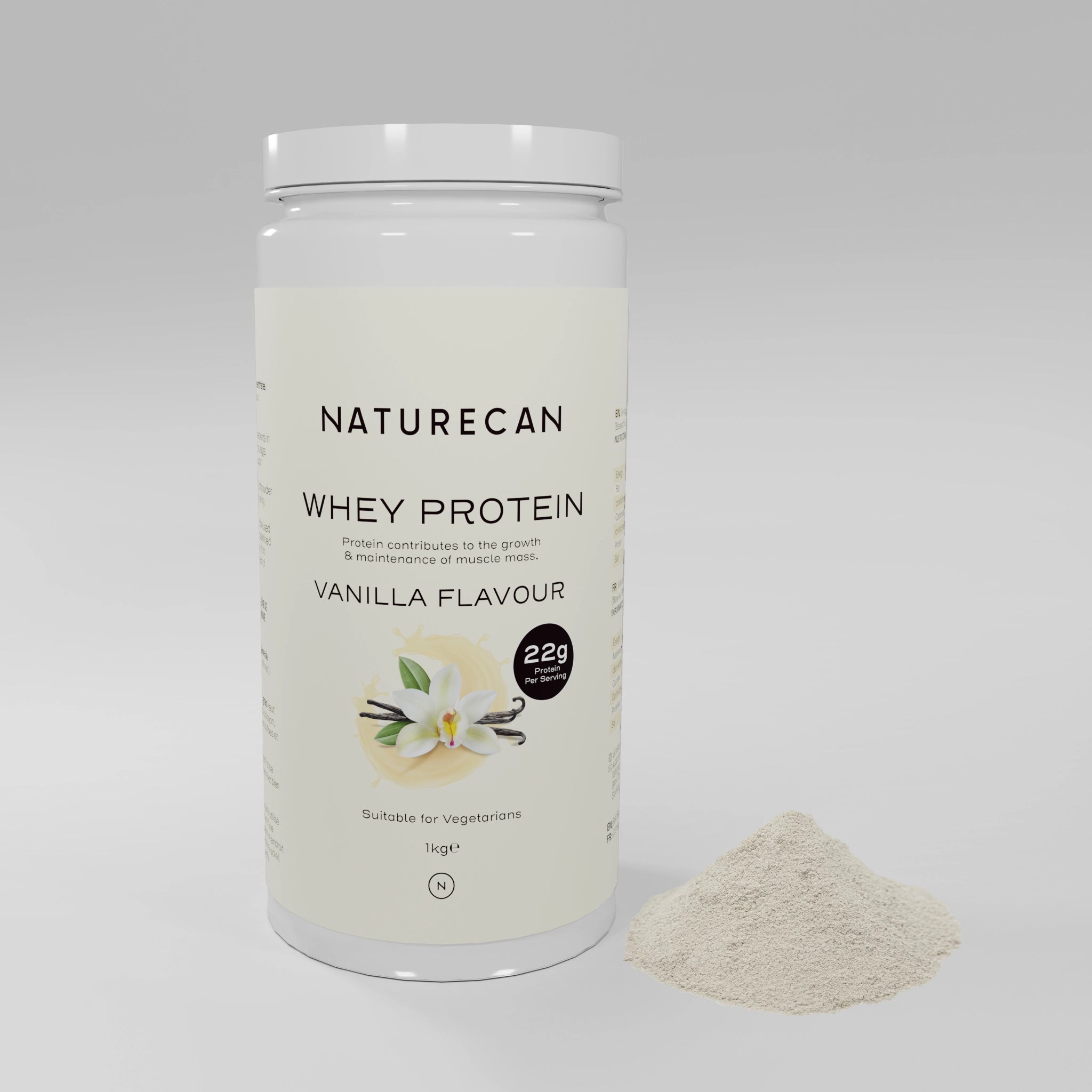 Opakowanie Naturecan Whey Protein w wersji waniliowej, stojące obok porcji proszku białkowego na jasnym tle.