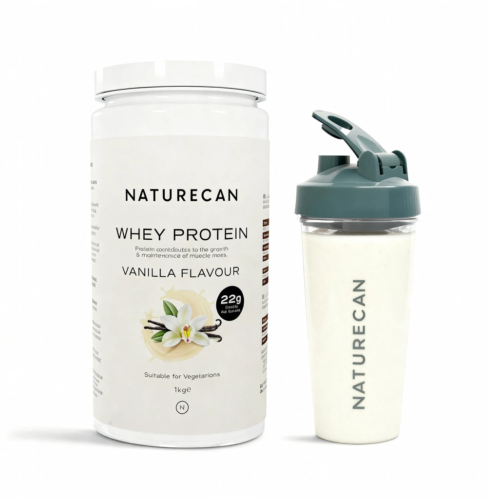 Opakowanie Naturecan Whey Protein o smaku waniliowym wraz z shakerem wypełnionym napojem białkowym na białym tle.