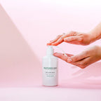 Aplikacja balsamu na stawy CBD Naturecan – nakładanie na skórę z opakowania z pompką