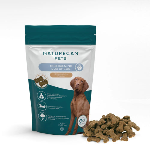 Opakowanie Naturecan Pets CBD Calming Dog Chews na uspokojenie oraz porcja przysmaków dla psa o smaku wątróbki, wspierających spokój i redukcję stresu