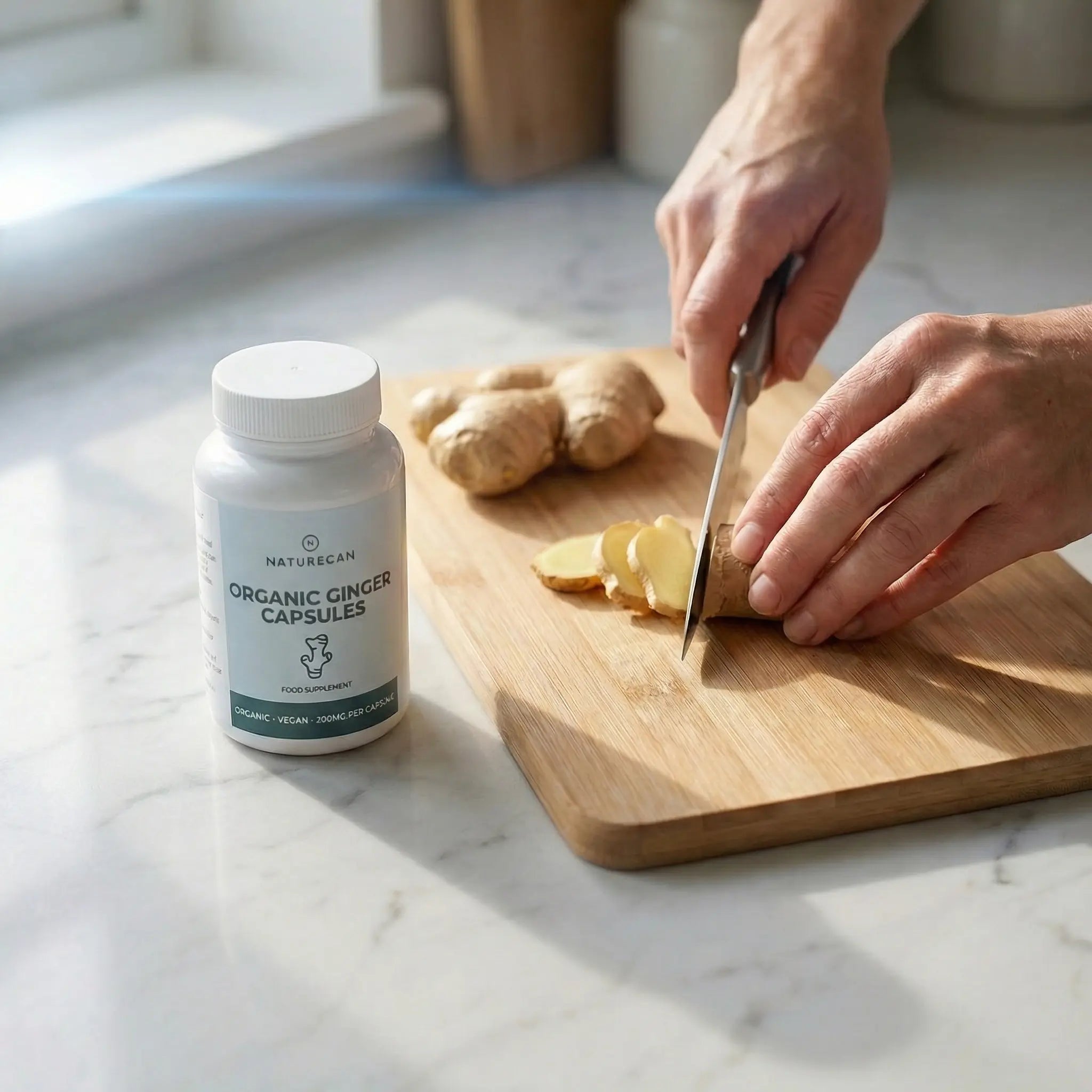 Kpaułki z organicznym imbirem Naturecan, świeży imbir krojony na drewnianej desce w kuchni