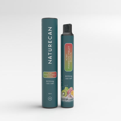 Jednorazowy vape Naturecan CBD/CBG w smaku Kiwi–Passionfruit–Guava, pokazany obok tuby ochronnej.