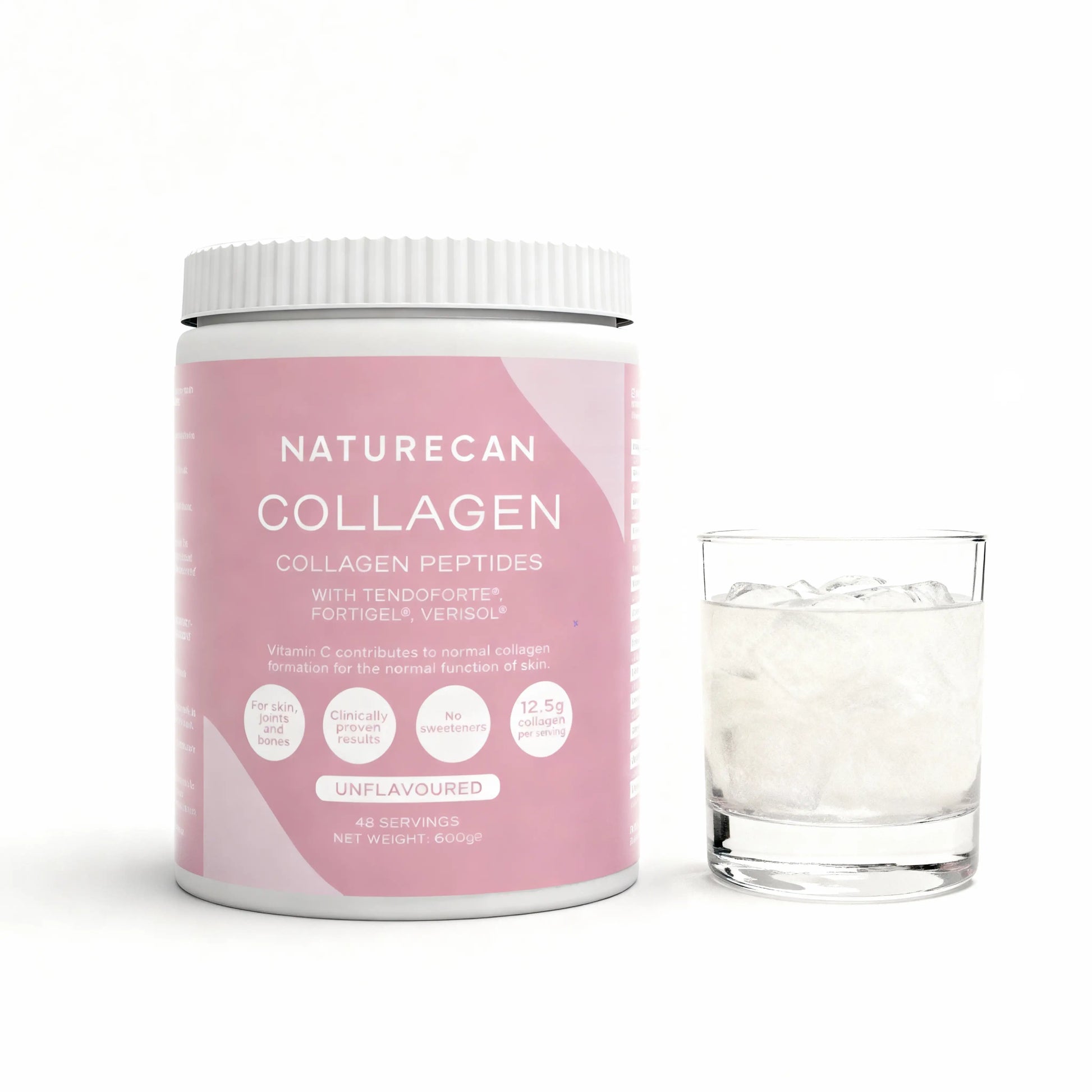 Pojemnik Naturecan Collagen Peptides Unflavoured obok szklanki z przygotowanym napojem kolagenowym na kostkach lodu